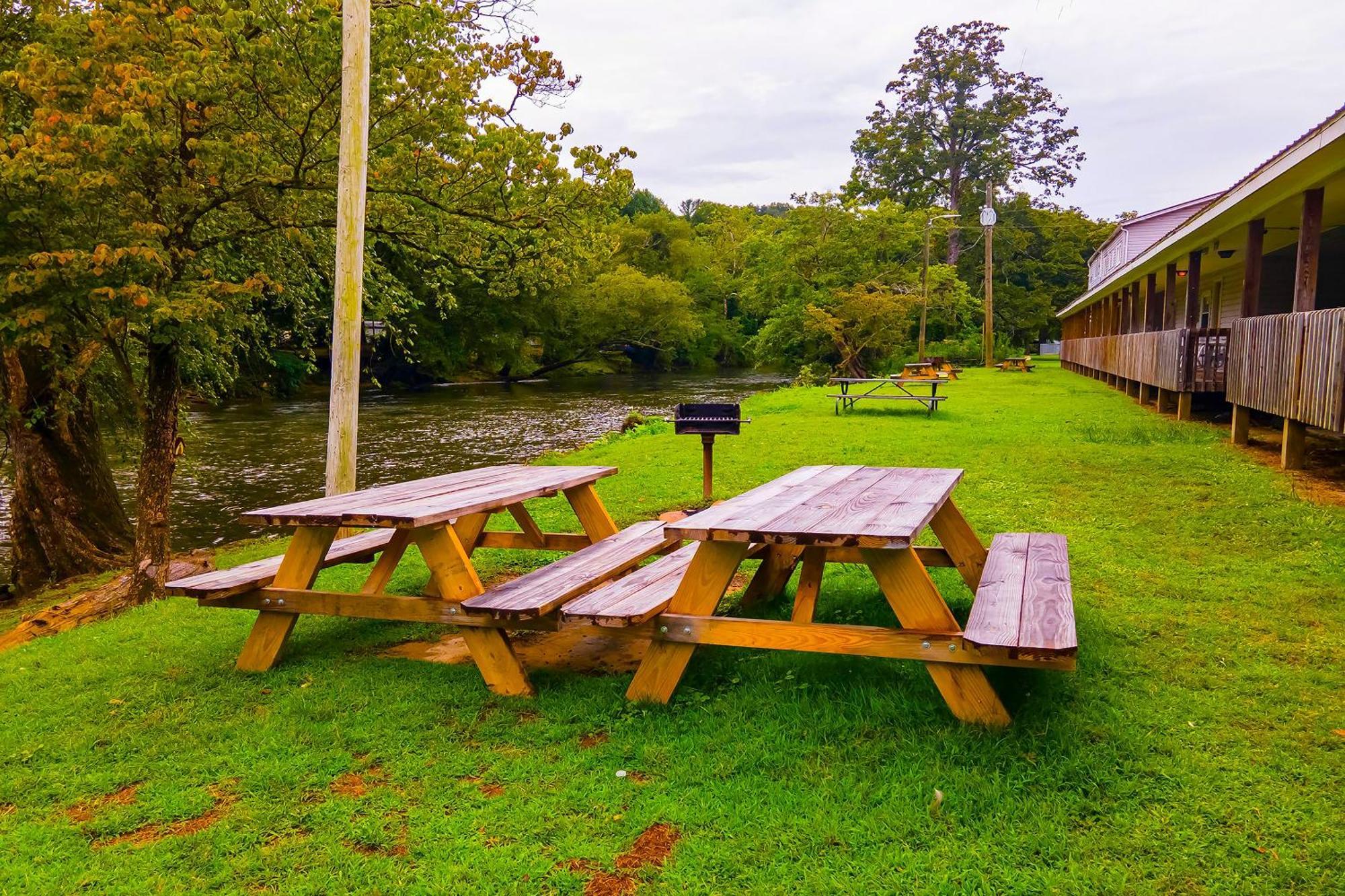 Lloyd'S On The River Country Inn By Oyo Bryson City Exterior foto