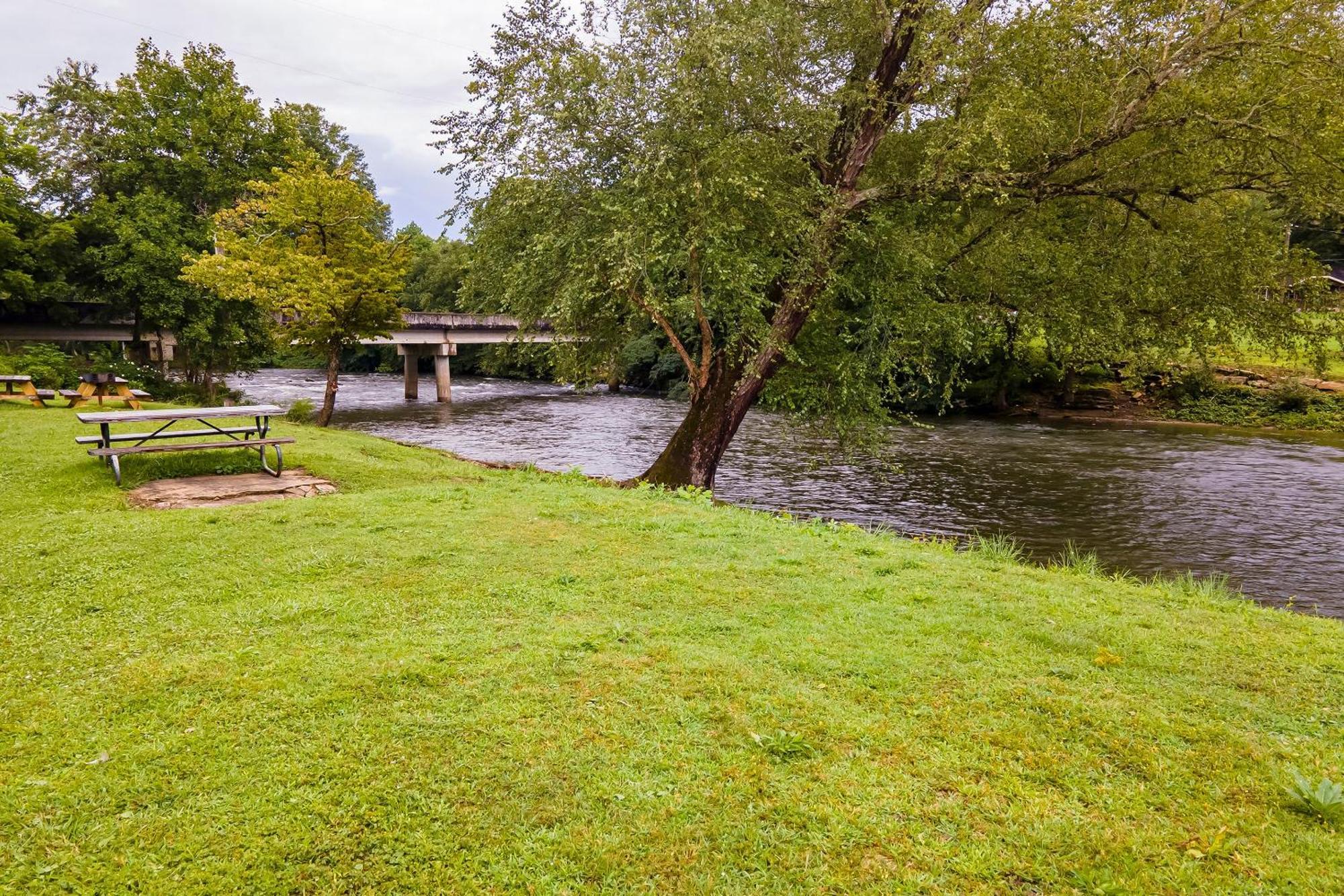 Lloyd'S On The River Country Inn By Oyo Bryson City Exterior foto